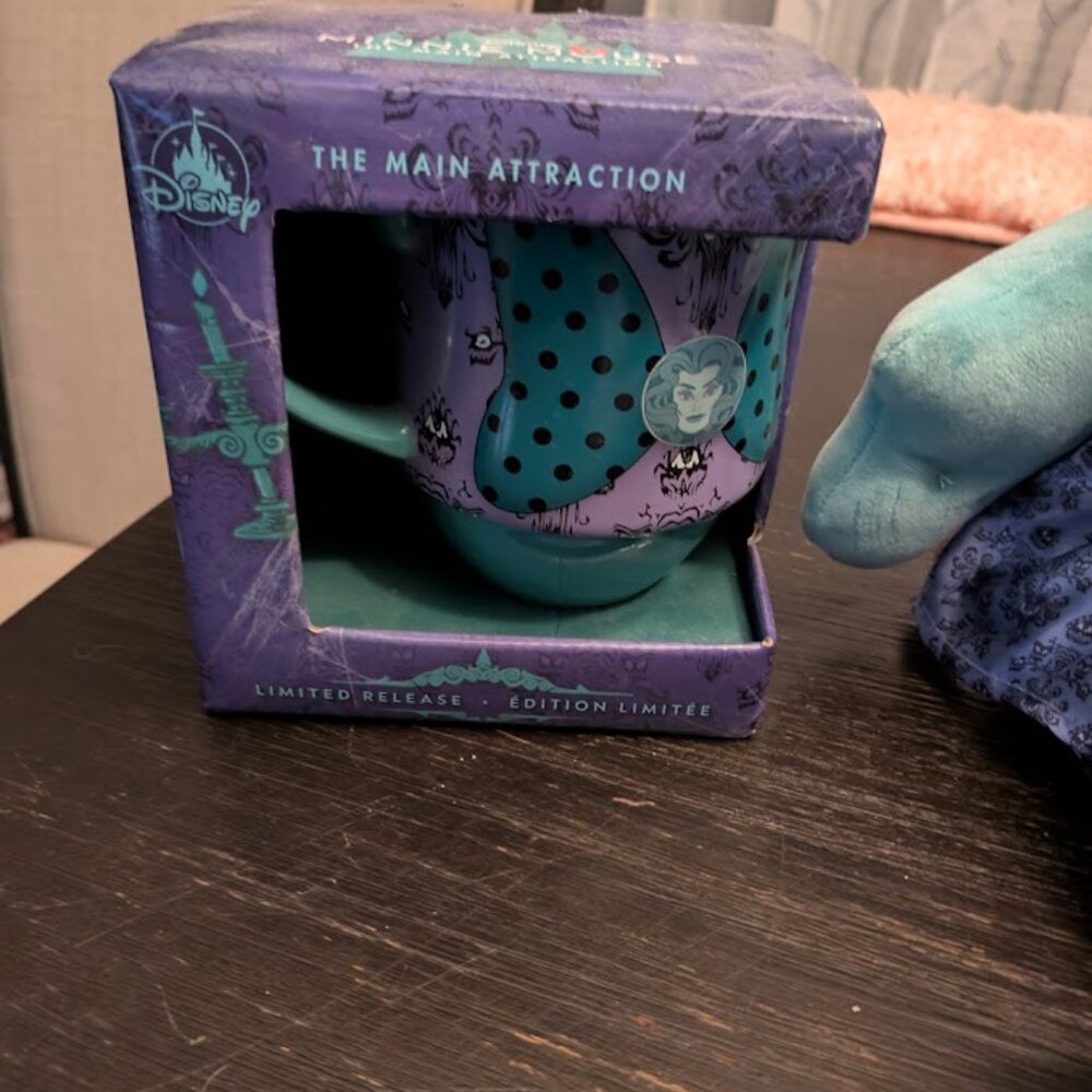 ⬇️PD⬇️DISNEY MINNIE MOUSE + Pin Set, & Cup LIMITED RELEASE COLLECTIBLES - Picture 4 of 8